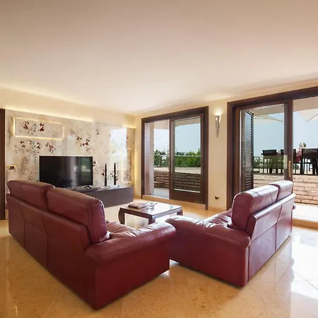 Viu With Pool And View