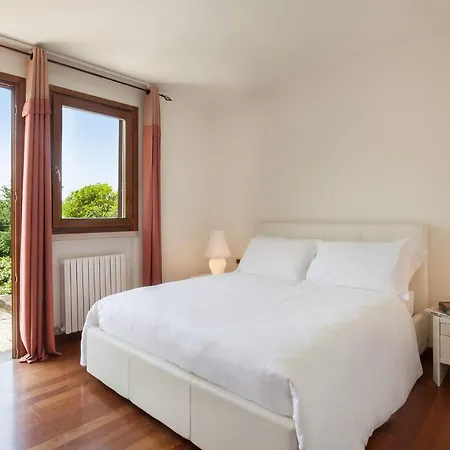 Viu With Pool And View *