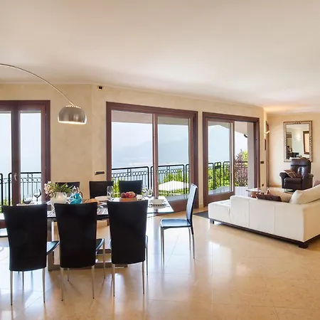 Viu With Pool And View